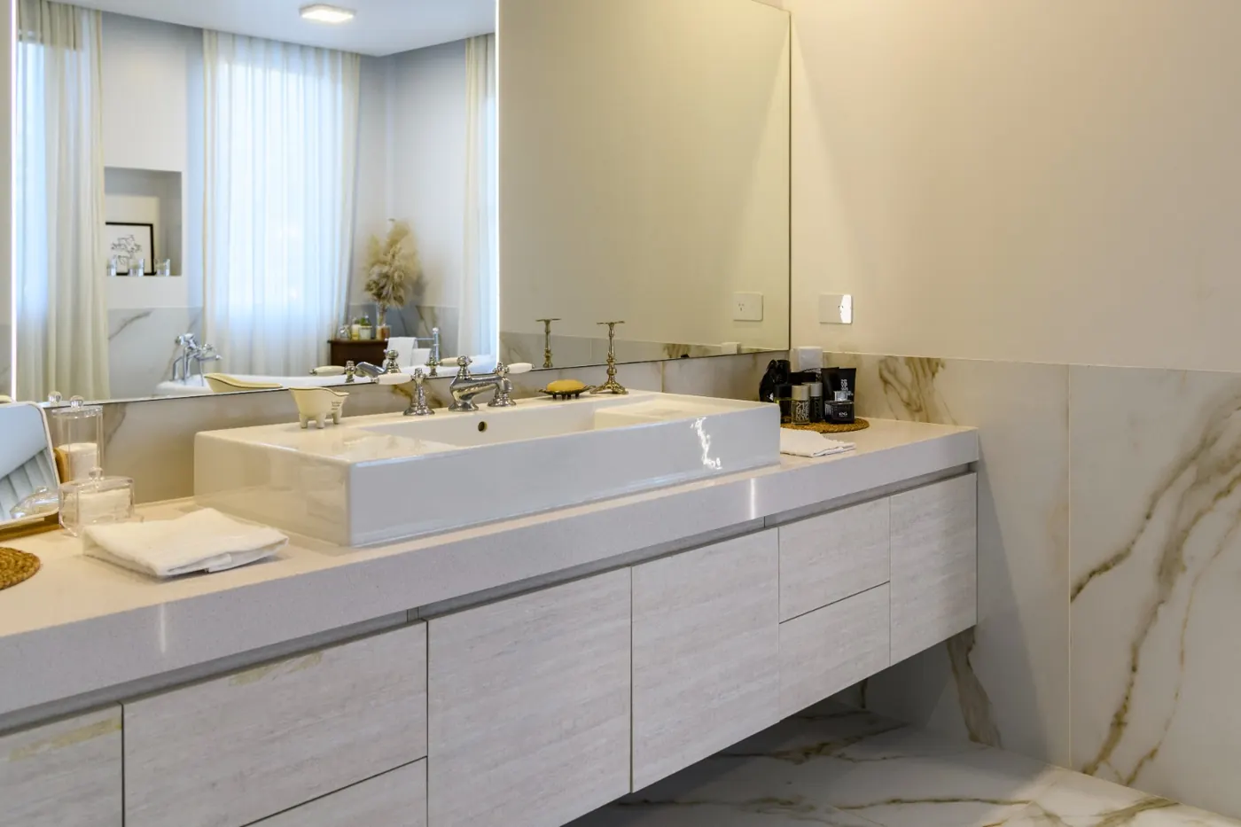 Baño con mesada de mármol y bacha apoyada