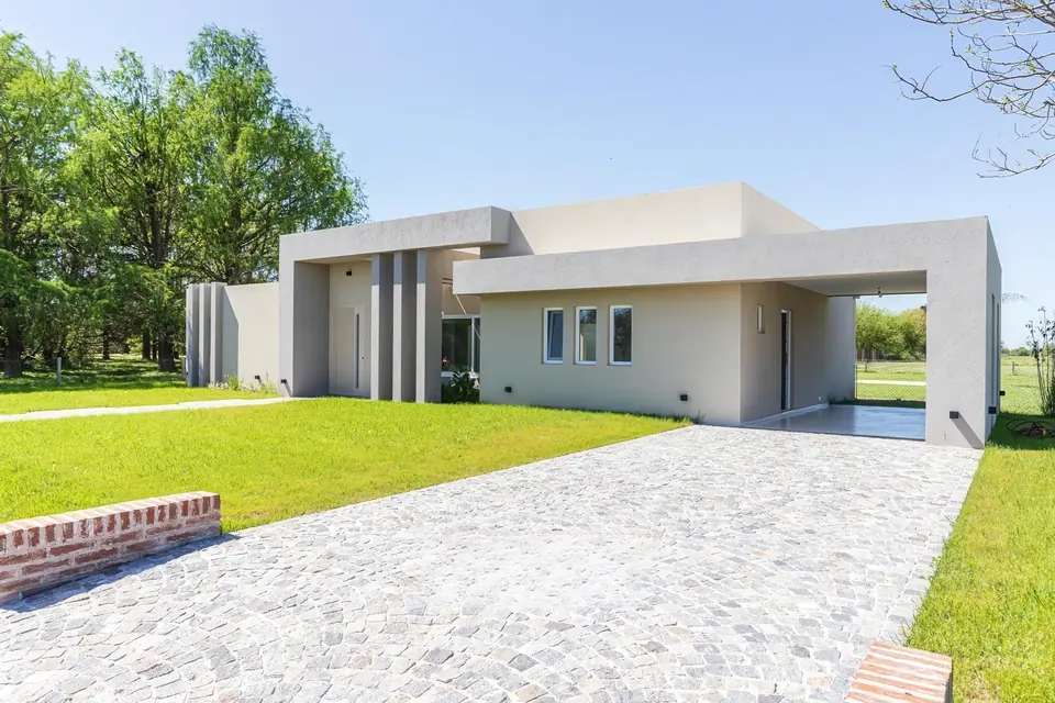 Frente de la casa de 3 dormitorios en Haras San Pablo