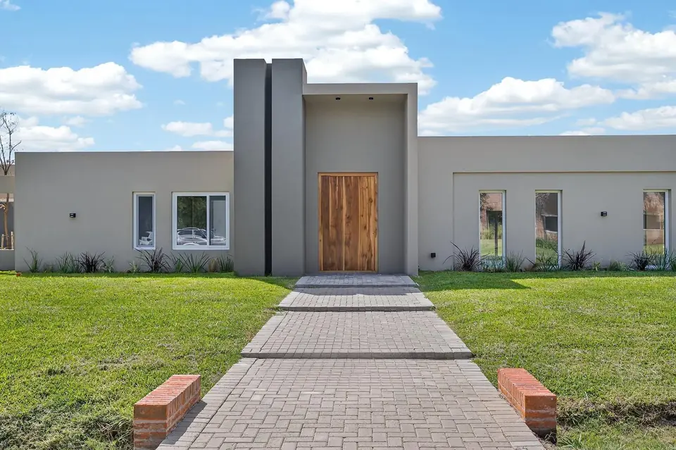 Frente de la casa de 4 dormitorios en Haras San Pablo