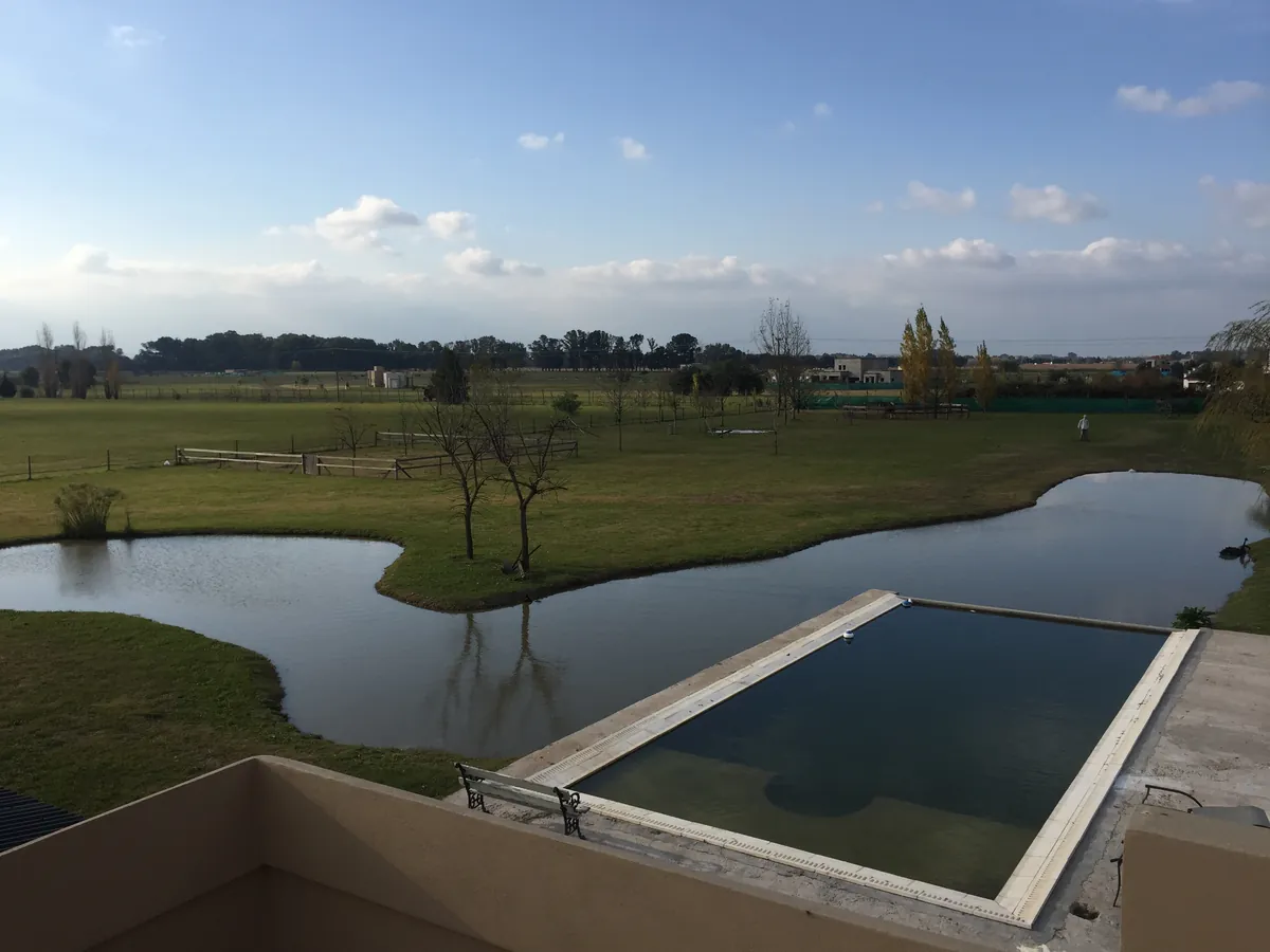 Casa en Comarcas de Luján: pileta frente a la laguna