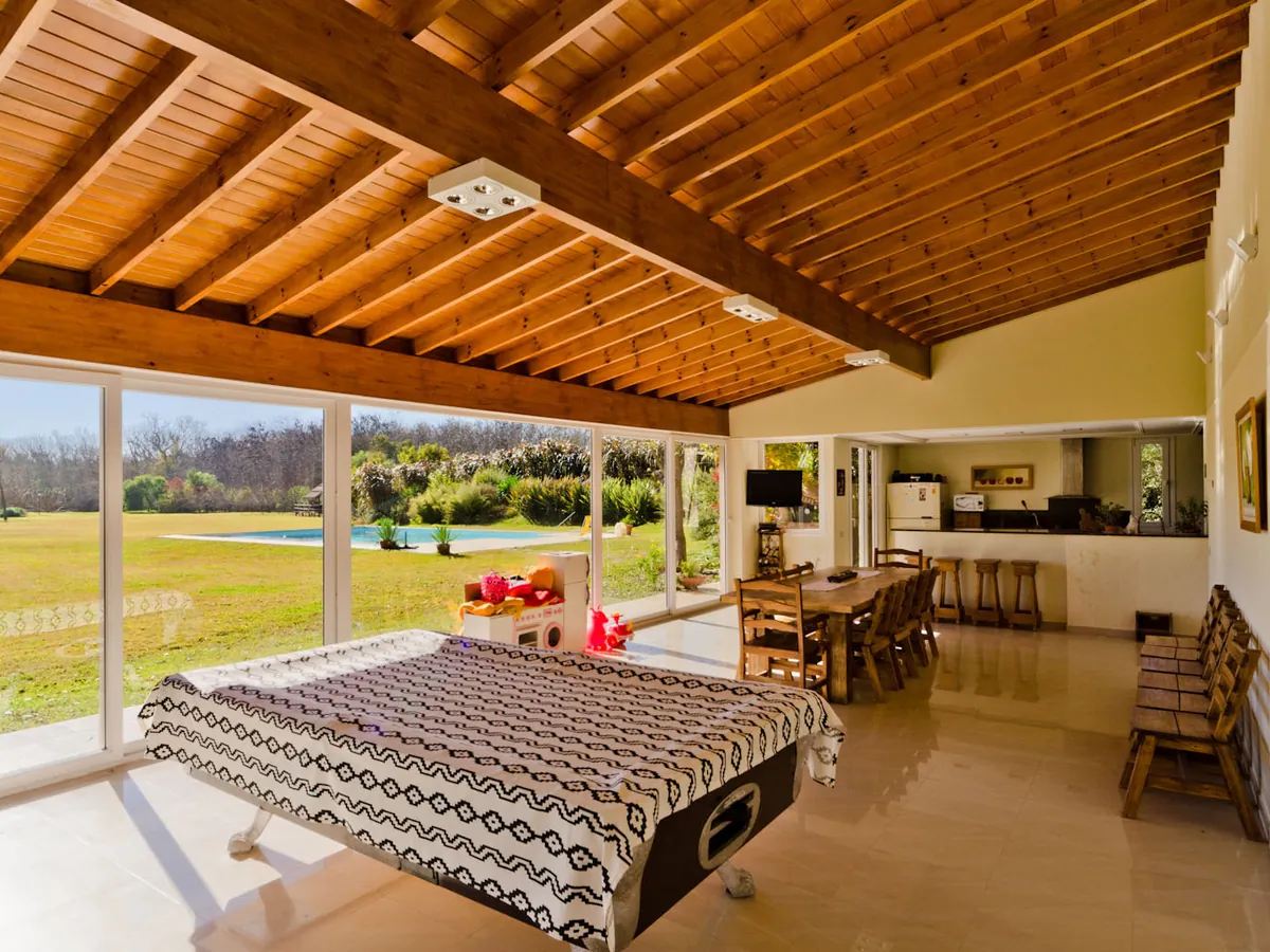 Casa en Haras Argentino: living con techo de madera