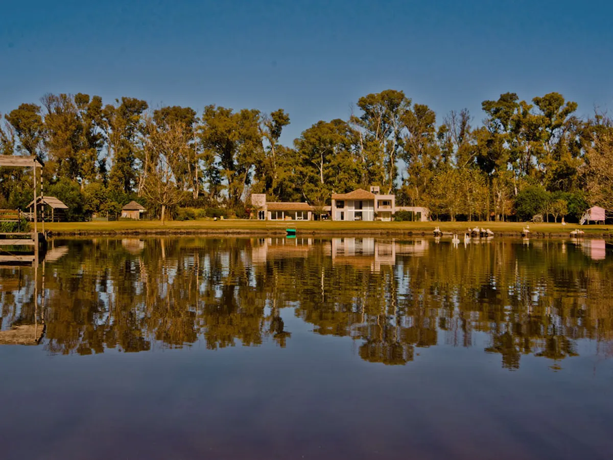 Casa en Haras Argentino: frente a la laguna