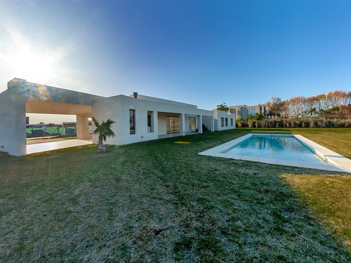 Casa Sauce: galería y pileta
